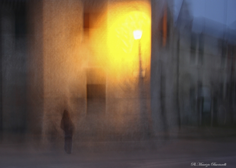 Via illuminata di notte, colori, Maurizio Bucciarelli ©