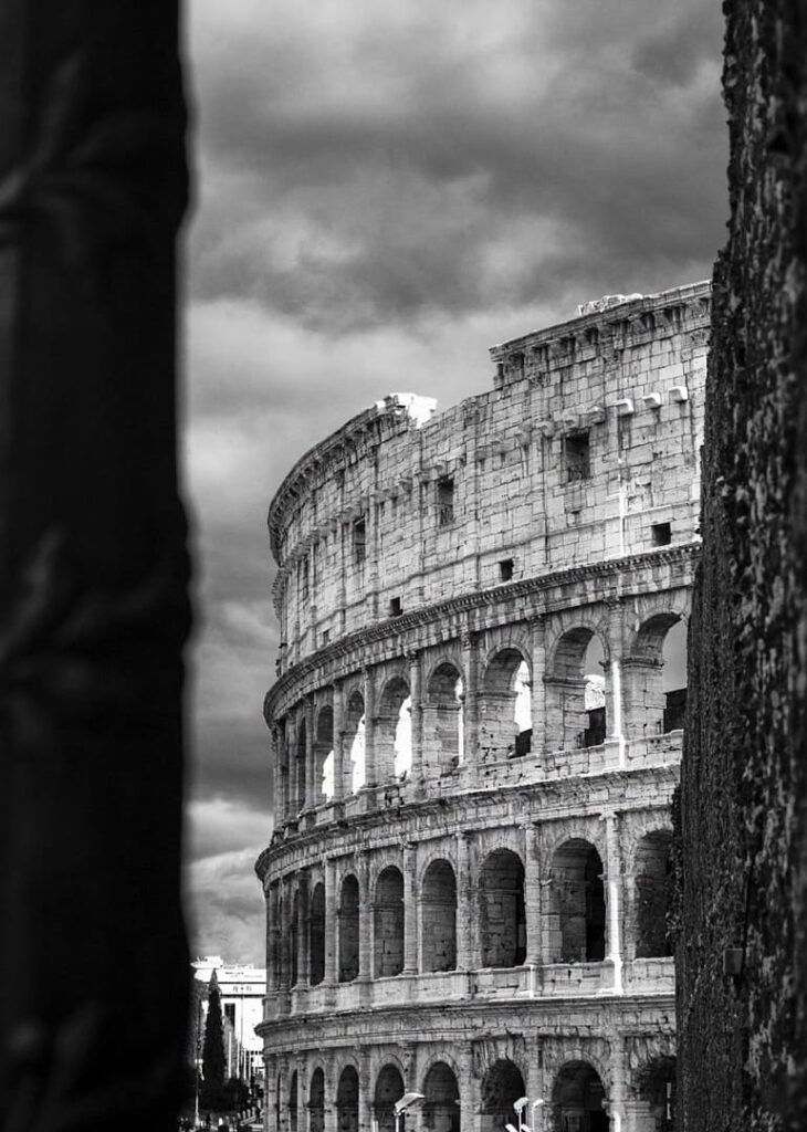 scorcio del colosseo, bianco e nero