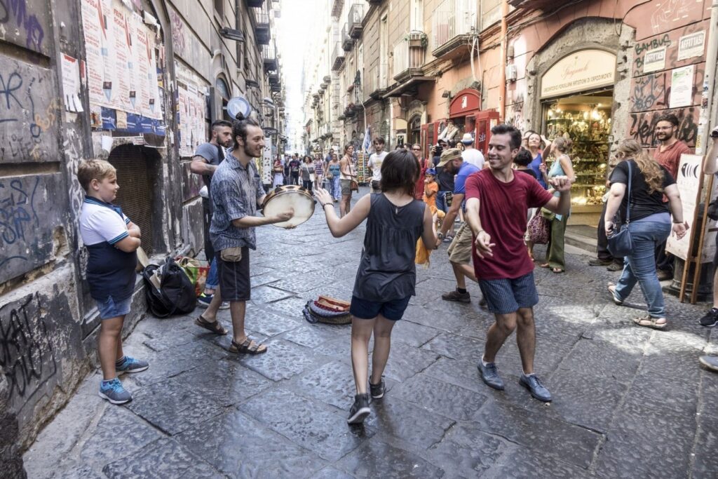persone che ballano in strada, foto a colori