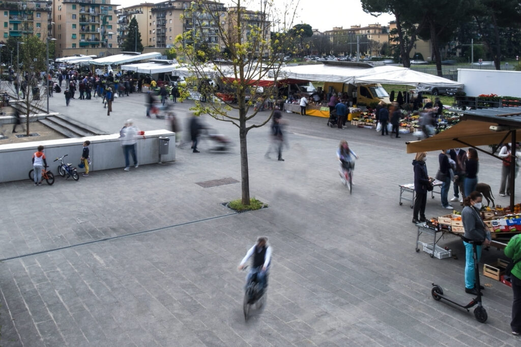 mercato rionale dall'alto, foto a colori