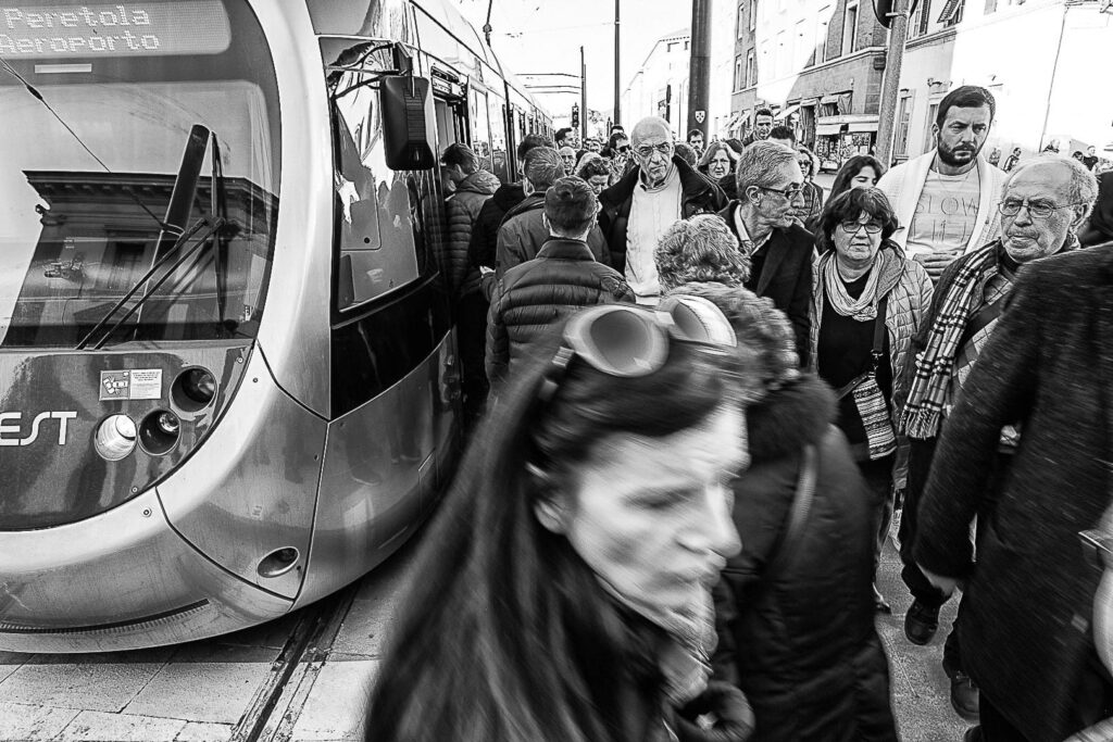 Firenze, banchina della tramvia, folla, foto in bianco e nero