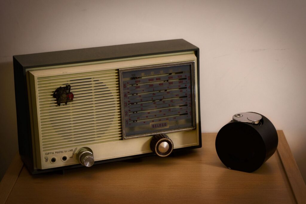 vecchia radio marrone, © Lorenzo De Cicco