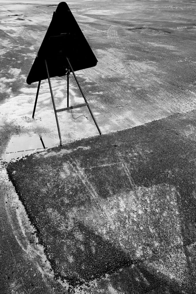 lavori in corso, cartello triangolare su asfalto © Lorenzo De Cicco