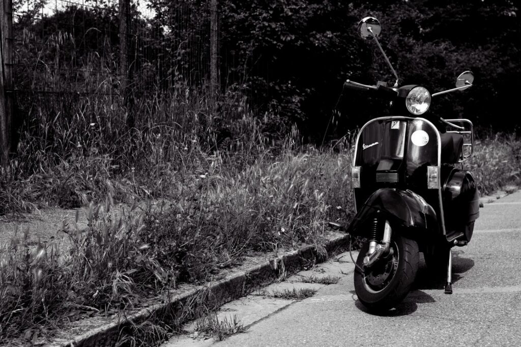 vespa a bordo strada foto in bianco e nero, © Lorenzo De Cicco