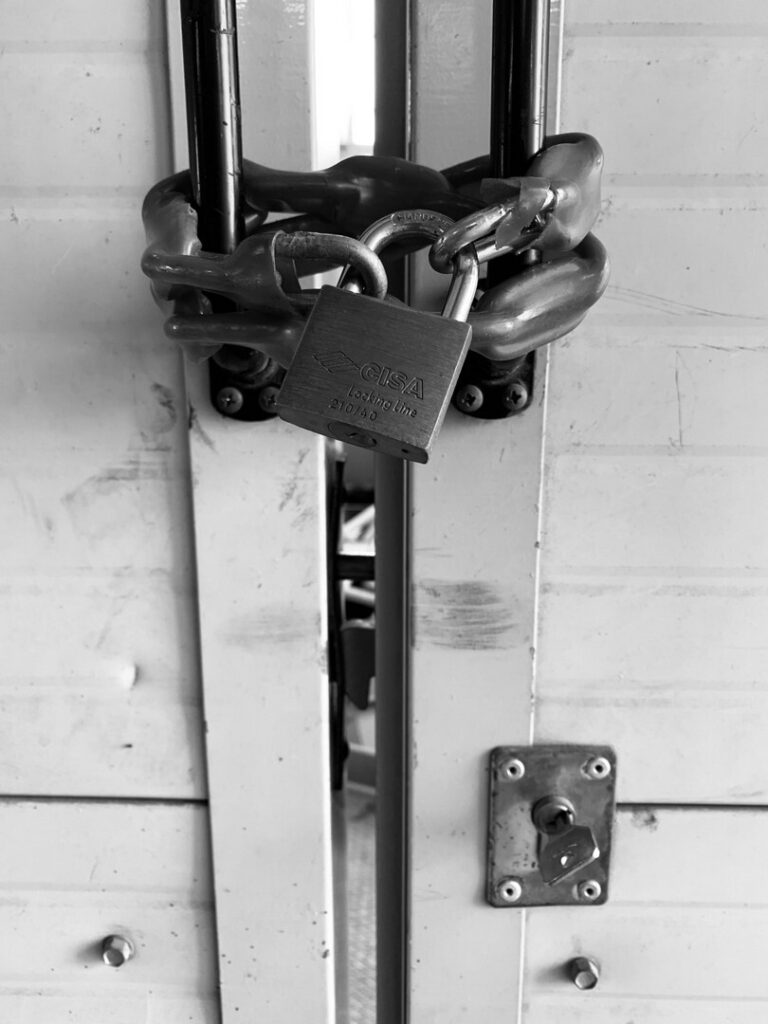porta chiusa con catena e lucchetto, © Lorenzo De Cicco