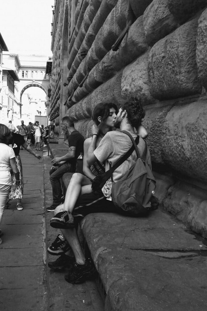 ragazzi si baciano in via degli strozzi Firenze foto in bianco e nero