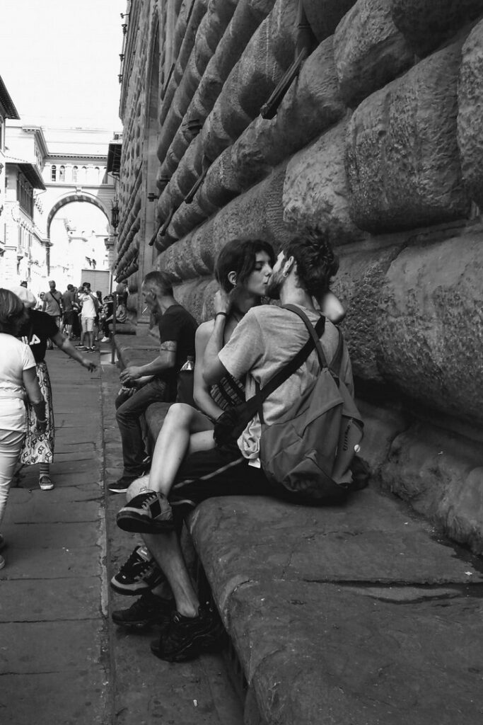 ragazzi si baciano in via degli strozzi Firenze foto in bianco e nero